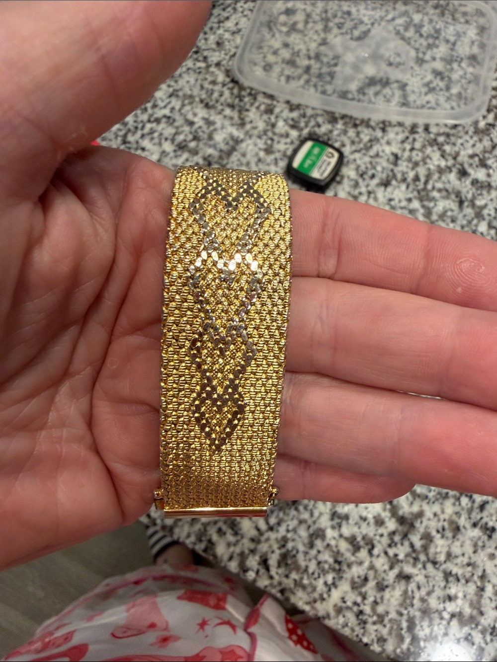 Vintage Gold-Tone Heart Pattern Mesh Bracelet